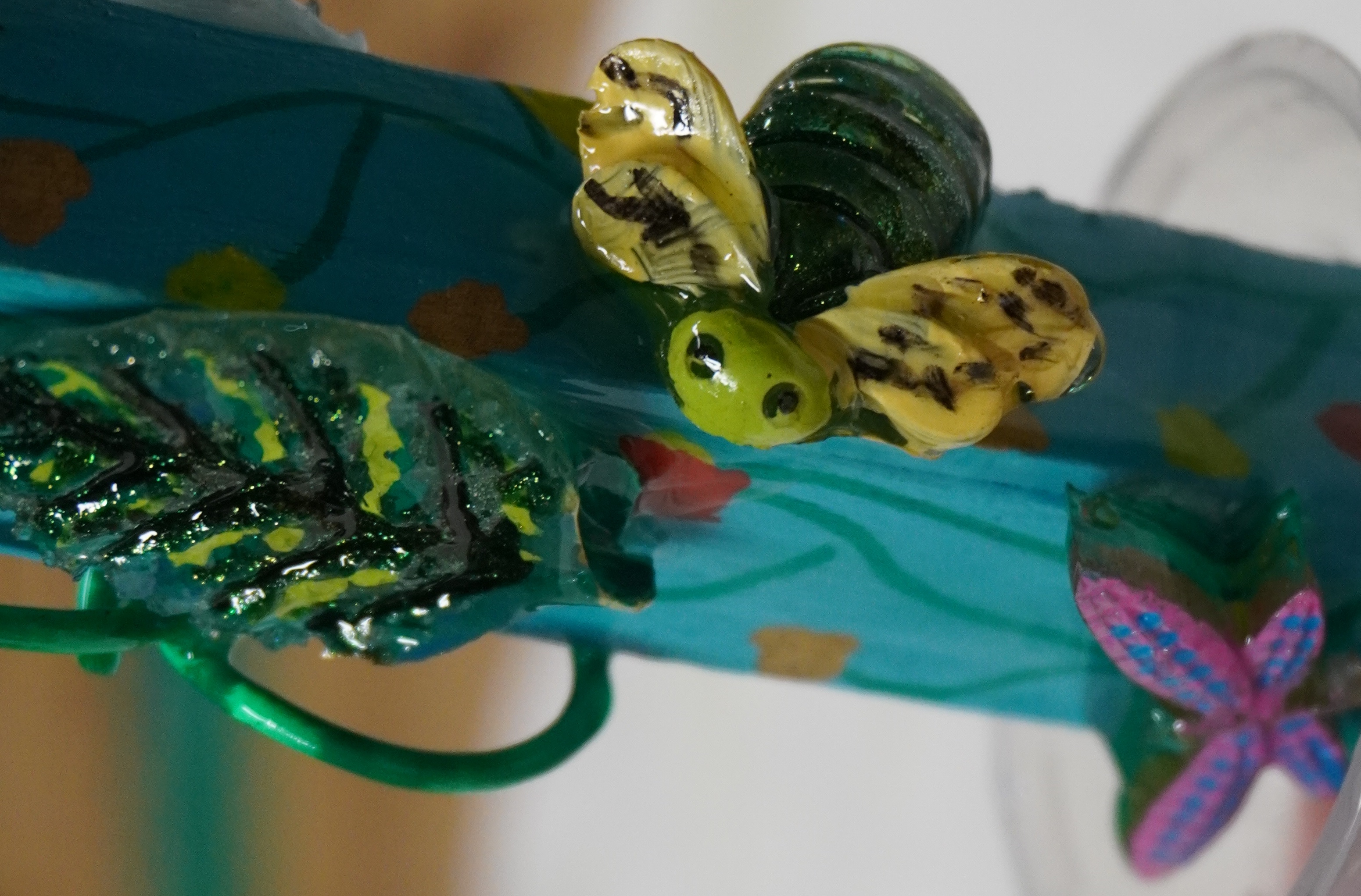 Embedded artifact replica in clear resin